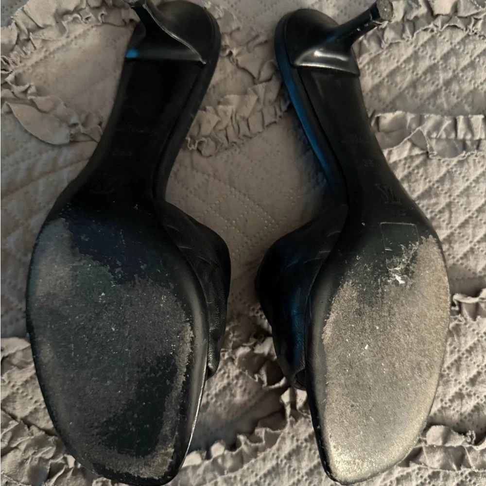 Louis Vuitton Elegant Black Slide Sandals - Picture 3 of 4
